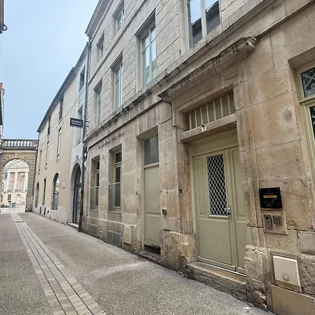 Des Ducs アパート